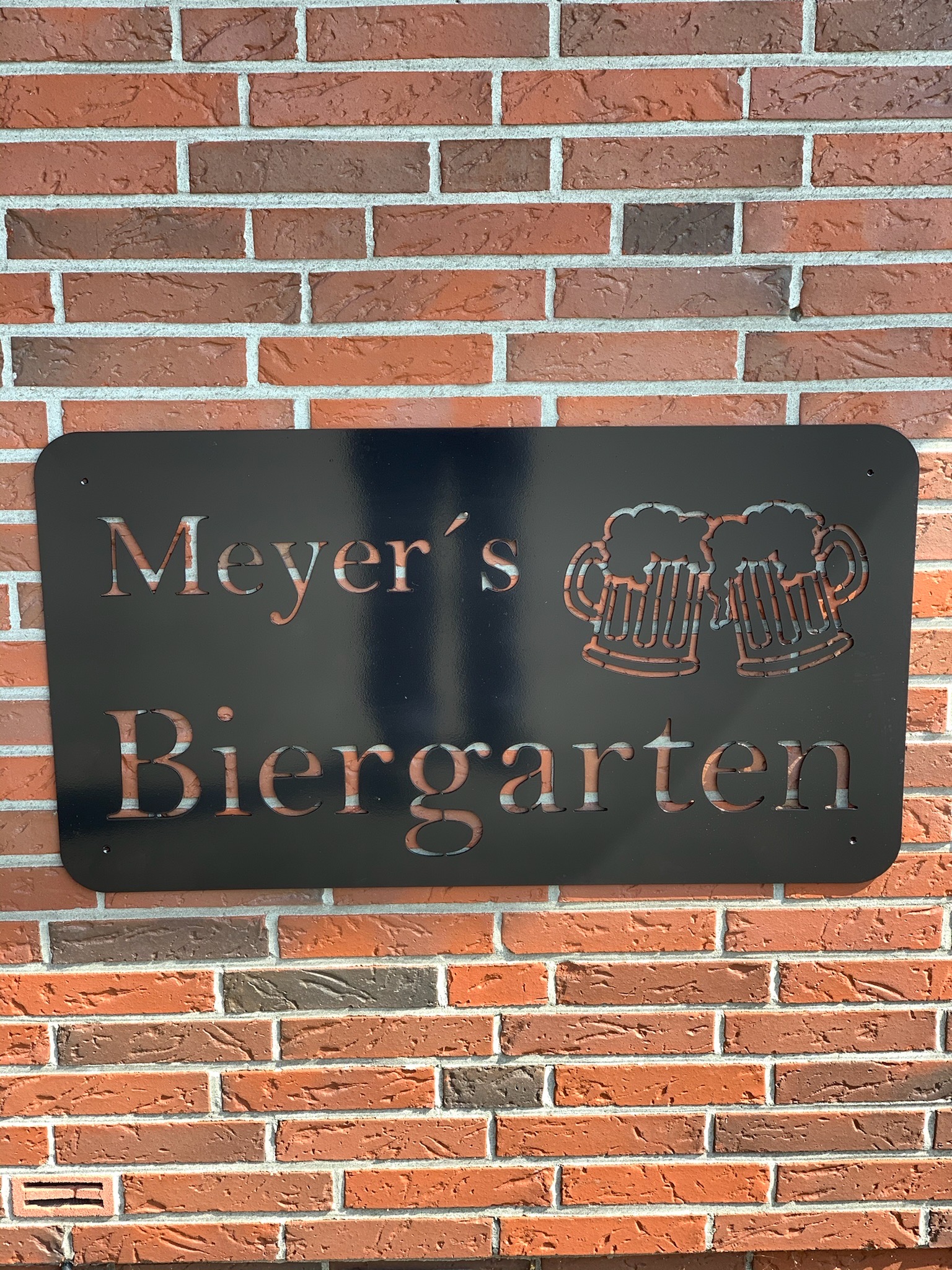 Schild Meyers Biergarten schwarz