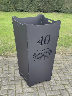 Bierglaeser anstossen Geburtstag