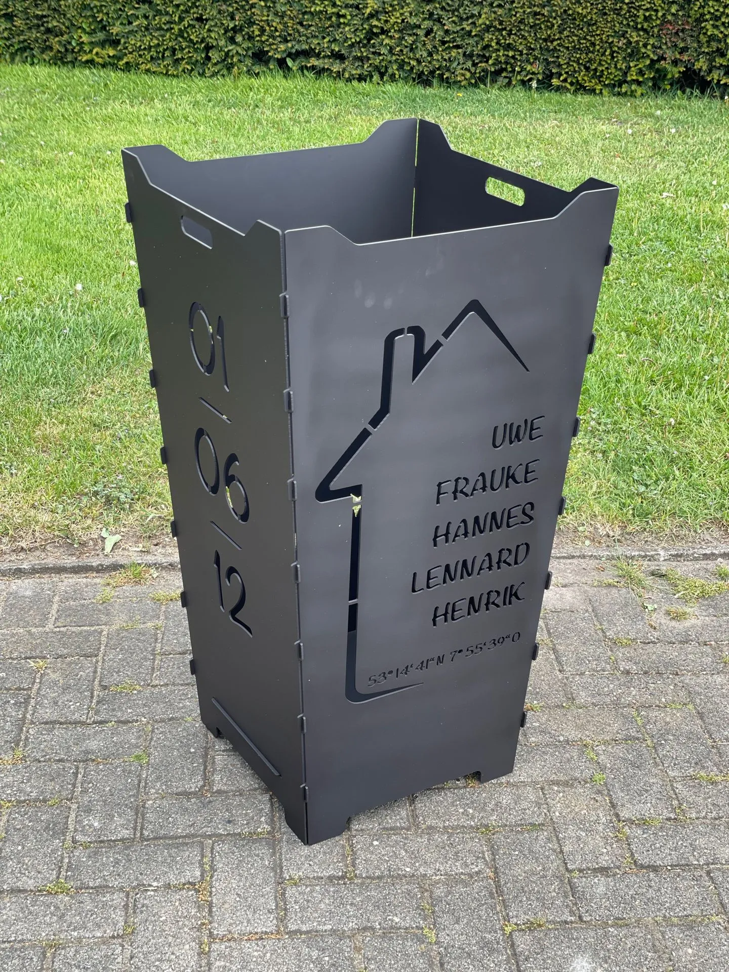 Feuerkorb-Feuertonne-Familie-Einzug-Haus-Eigenheim