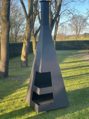 Handgefertigter Terrassenofen aus Stahl