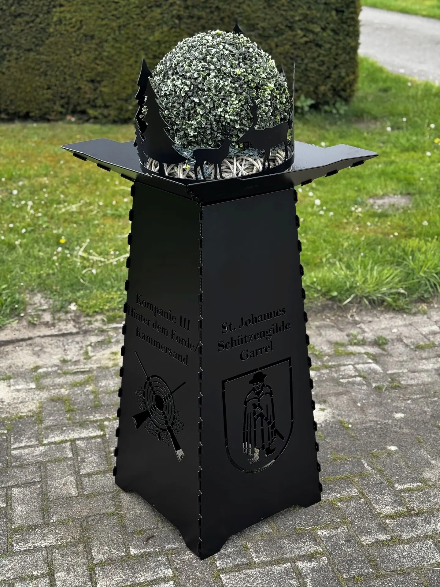 Pflanzsäule Pflanzschale Blumenschale Schäfer Garrel Geschuetzenverein Schwarz Weihnachtlicher Aufsatz