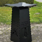 Kopf einer schwarzen Pflanzsäule mit rechteckiger Schale