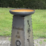 Kopf einer rostigen Pflanzsäule mit runder Schale von 60 cm Durchmesser