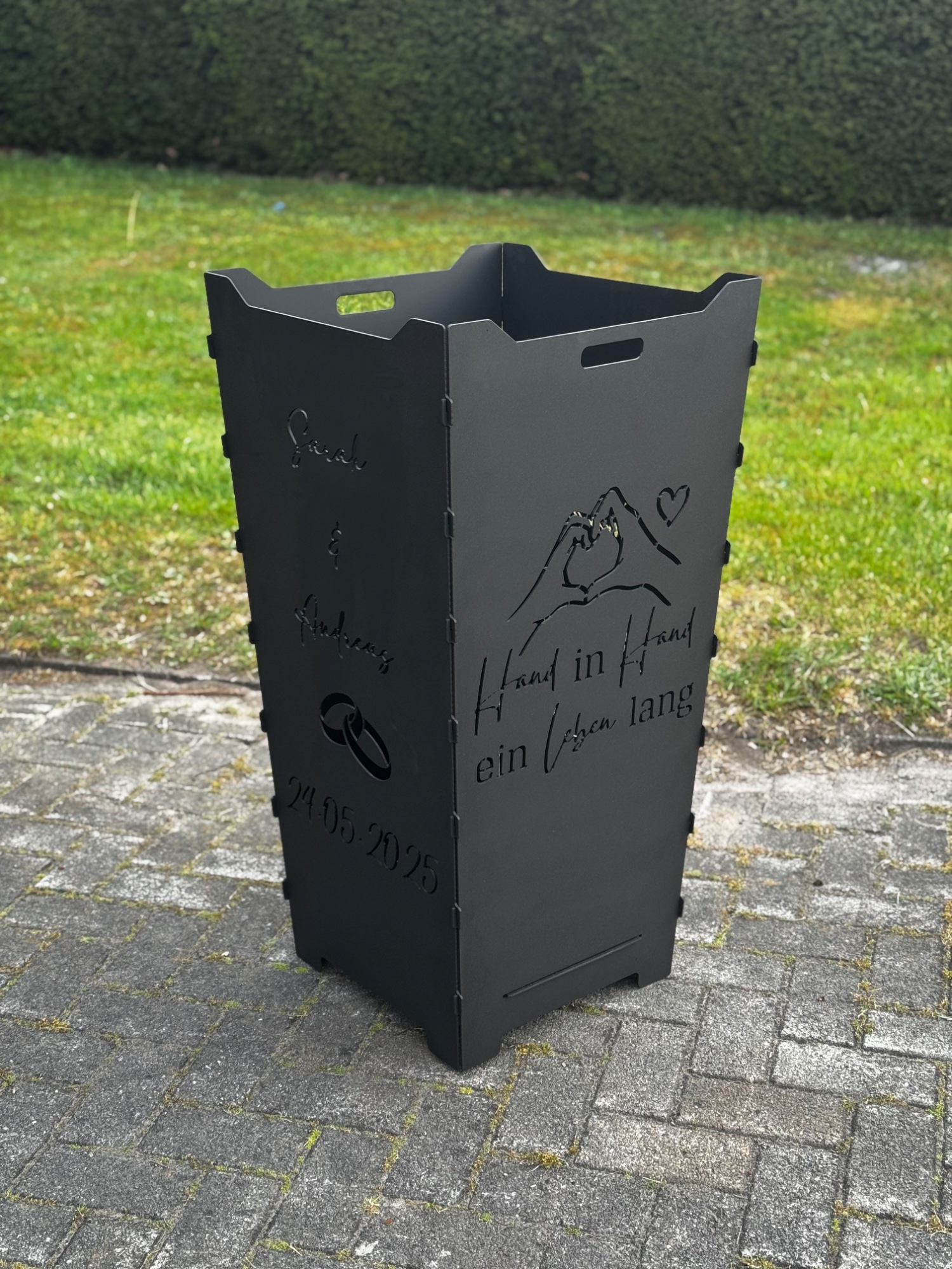 Feuerkorb aus Stahl mit Motiv Hand in Hand, Herzgeste, Eheringen und Spruch
