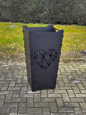 Feuerkorb aus Stahl mit Motiv geometrisches Herz aus Dreiecken