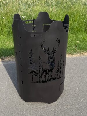 Feuerkorb aus Stahl mit Motiv Hirsch im Wald zwischen Tannen