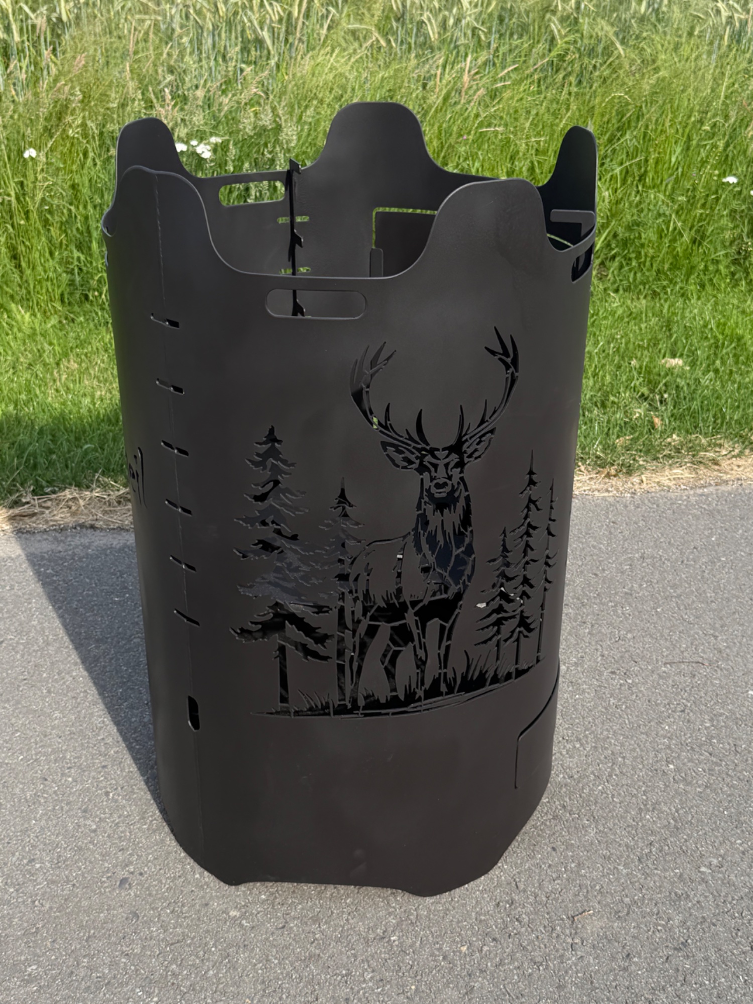 Feuerkorb aus Stahl mit Motiv Hirsch im Wald zwischen Tannen