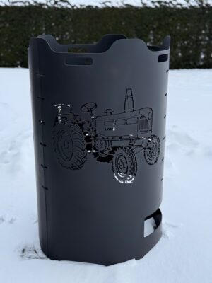 Feuerkorb mit ausgeschnittenem Einzylinder-Trecker als Oldtimer-Motiv