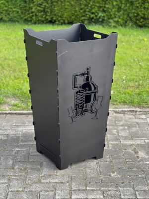 Feuerkorb aus Stahl mit Motiv Destille, Brennblase mit Kühlschlange und zwei Gläsern