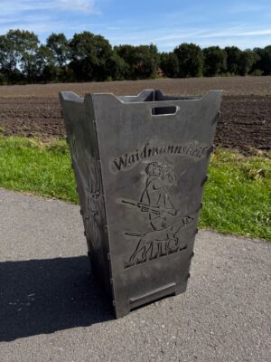 Feuerkorb aus Stahl mit Schriftzug Waidmannsheil, Jäger mit Gewehr und Vorstehhund
