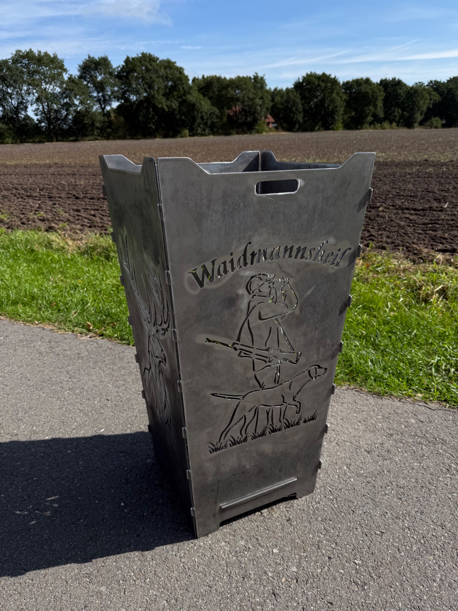 Feuerkorb aus Stahl mit Schriftzug Waidmannsheil, Jäger mit Gewehr und Vorstehhund